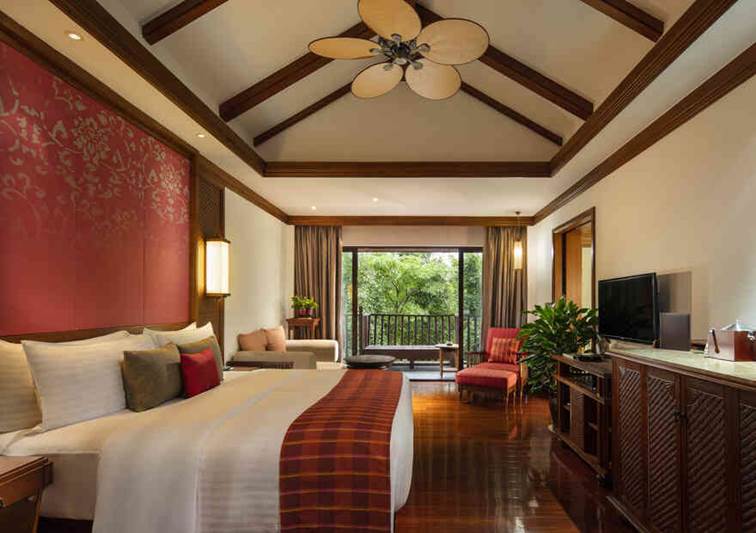 Balcony king bedroom with garden view
